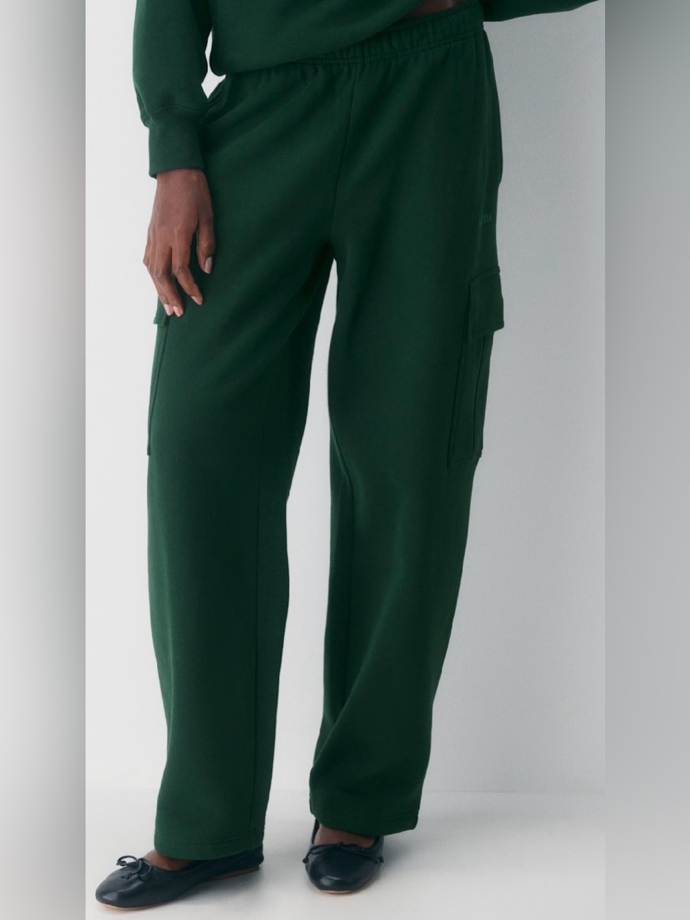 Aritzia Cozy Sweatfleece Mega fit Cargo wide leg Sweatpants dark green size M